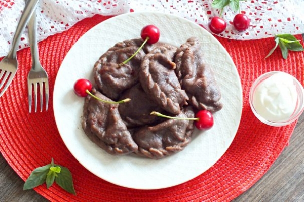 Шоколадные вареники с вишней Шоколадные вареники с вишней