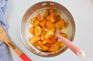 Шарлотка с абрикосами Шарлотка с абрикосами