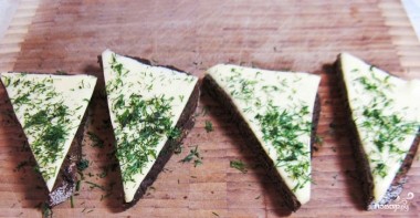 Закуска из черного хлеба с сельдью Закуска из черного хлеба с сельдью