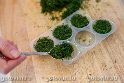 Замороженный укроп в формочках для льда Замороженный укроп в формочках для льда
