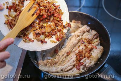 Минтай, жаренный с луком и беконом Минтай, жаренный с луком и беконом