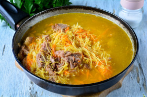 Вермишель с тушенкой на сковороде Вермишель с тушенкой на сковороде