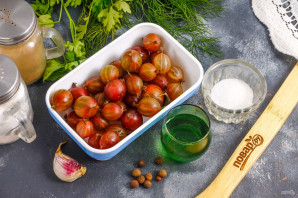 Крыжовник маринованный с чесноком