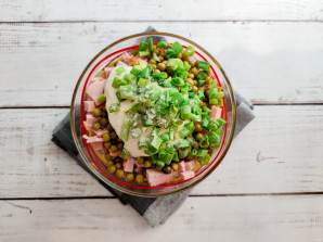 Салат из капусты, горошка и колбасы Салат из капусты, горошка и колбасы