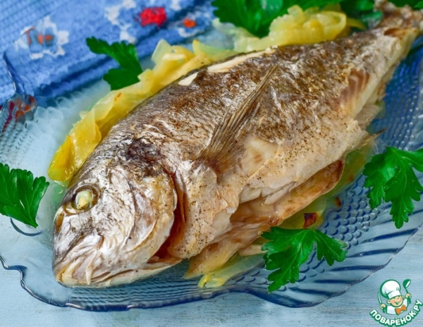 Дорадо на луковой подушке