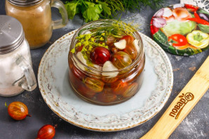 Крыжовник маринованный с чесноком
