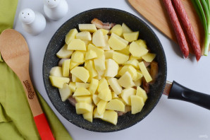 Жареная картошка с охотничьими колбасками Жареная картошка с охотничьими колбасками