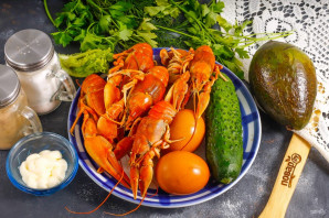 Салат с раковыми шейками и авокадо