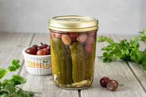 Маринованные огурцы с крыжовником Маринованные огурцы с крыжовником
