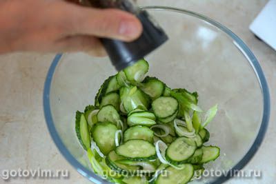 Салат из клубники с огурцами и сыром моцарелла