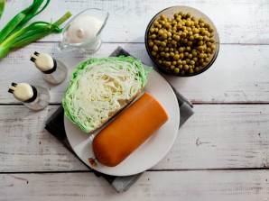 Салат из капусты, горошка и колбасы Салат из капусты, горошка и колбасы