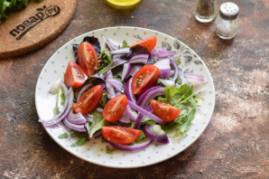 Салат с лососем и яйцом пашот Салат с лососем и яйцом пашот