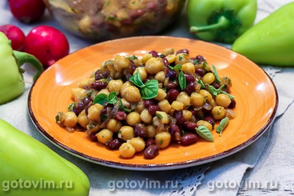 Мексиканский салат из нута, фасоли и лука
