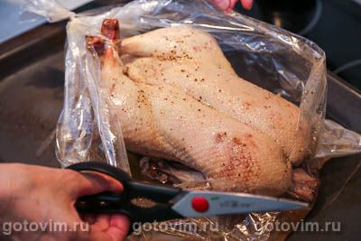 Утка, запеченная в рукаве с глазурью из соевого соуса с медом и апельсиновым соком Утка, запеченная в рукаве с глазурью из соевого соуса с медом и апельсиновым соком