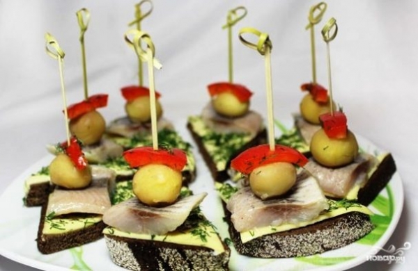 Закуска из черного хлеба с сельдью Закуска из черного хлеба с сельдью