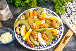 Салат с раковыми шейками и авокадо