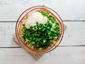 Овощной салат с копченой рыбой Овощной салат с копченой рыбой