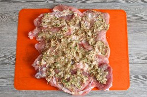 Рулет из свинины в ветчиннице Рулет из свинины в ветчиннице