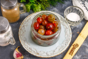 Крыжовник маринованный с чесноком