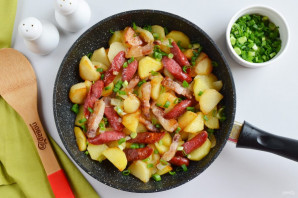 Жареная картошка с охотничьими колбасками Жареная картошка с охотничьими колбасками