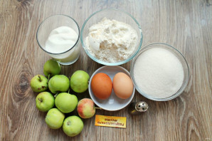 Шарлотка с яблоками на сметане в мультиварке Шарлотка с яблоками на сметане в мультиварке