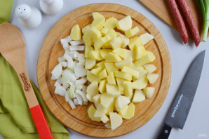 Жареная картошка с охотничьими колбасками Жареная картошка с охотничьими колбасками