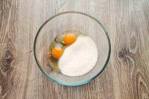 Шарлотка с яблоками на сметане в мультиварке Шарлотка с яблоками на сметане в мультиварке