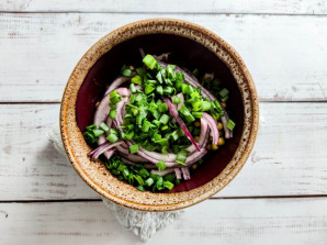 Селедка с зеленым горошком и луком Селедка с зеленым горошком и луком