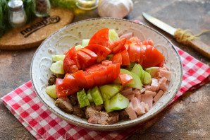 Салат с говядиной и ветчиной