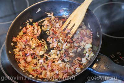 Минтай, жаренный с луком и беконом Минтай, жаренный с луком и беконом