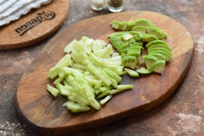 Салат с авокадо и языком Салат с авокадо и языком