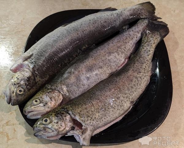 Рецепт: Форель, запеченная в духовке - со сливочным маслом и пряностями