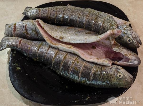 Рецепт: Форель, запеченная в духовке - со сливочным маслом и пряностями