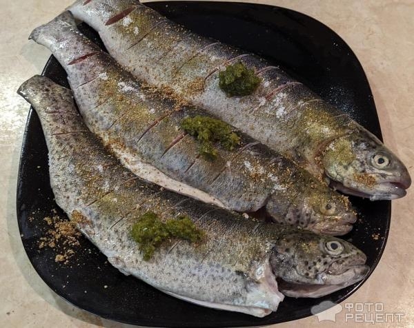 Рецепт: Форель, запеченная в духовке - со сливочным маслом и пряностями