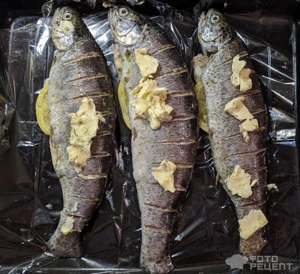 Рецепт: Форель, запеченная в духовке - со сливочным маслом и пряностями