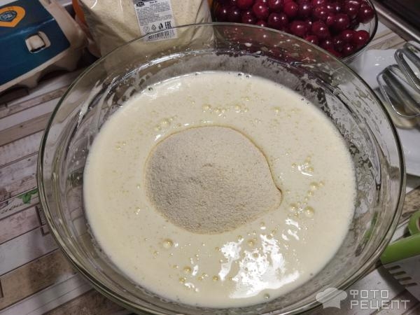 Рецепт: Ягодный манник - с вишней на сметане Рецепт: Ягодный манник - с вишней на сметане