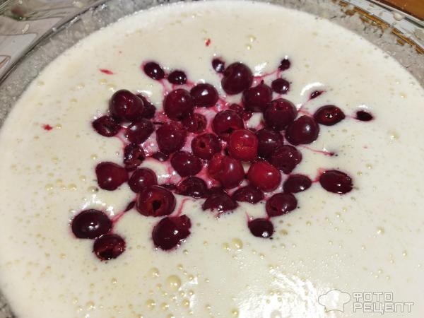 Рецепт: Ягодный манник - с вишней на сметане Рецепт: Ягодный манник - с вишней на сметане