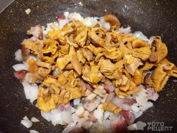 Рецепт: Капуста тушеная с лисичками - С помидорами, любистком и копченостями Рецепт: Капуста тушеная с лисичками - С помидорами, любистком и копченостями