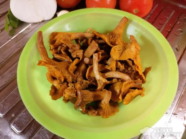 Рецепт: Капуста тушеная с лисичками - С помидорами, любистком и копченостями Рецепт: Капуста тушеная с лисичками - С помидорами, любистком и копченостями