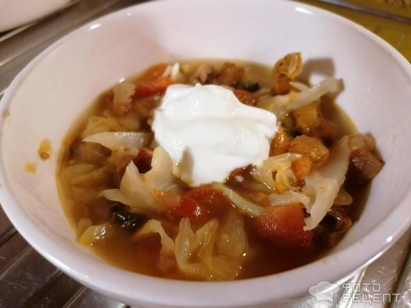 Рецепт: Капуста тушеная с лисичками - С помидорами, любистком и копченостями Рецепт: Капуста тушеная с лисичками - С помидорами, любистком и копченостями