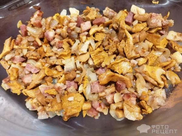 Рецепт: Капуста тушеная с лисичками - С помидорами, любистком и копченостями Рецепт: Капуста тушеная с лисичками - С помидорами, любистком и копченостями