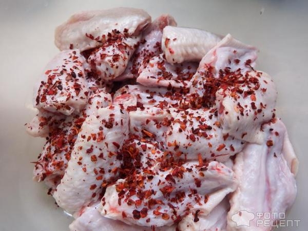 Рецепт: Куриные крылышки на морковной подушке - в майонезном маринаде под сырной корочкой Рецепт: Куриные крылышки на морковной подушке - в майонезном маринаде под сырной корочкой