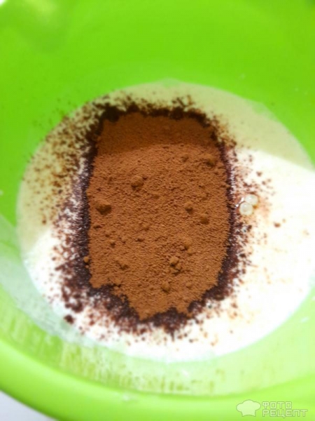 Рецепт: Мини-шарлотка - Шоколадная мини-шарлотка с кусочками яблок, в виде кексиков, в микроволновке.