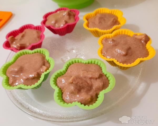 Рецепт: Мини-шарлотка - Шоколадная мини-шарлотка с кусочками яблок, в виде кексиков, в микроволновке.