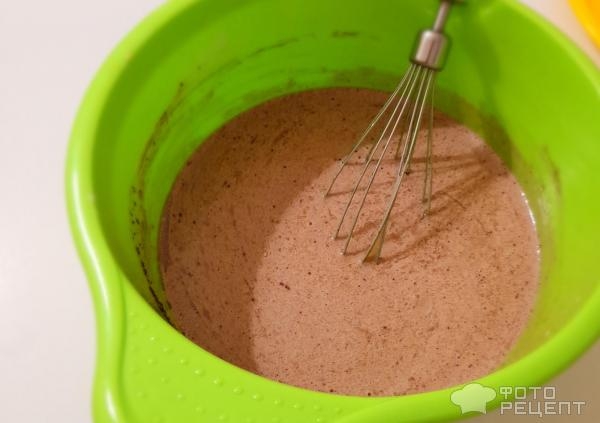 Рецепт: Мини-шарлотка - Шоколадная мини-шарлотка с кусочками яблок, в виде кексиков, в микроволновке.