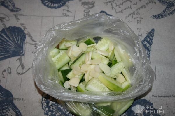 Рецепт: Огурцы малосольные в пакете - Почти салат со сладким перцем