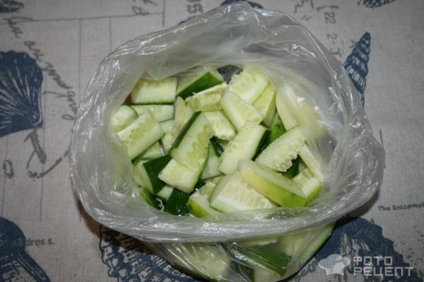 Рецепт: Огурцы малосольные в пакете - Почти салат со сладким перцем