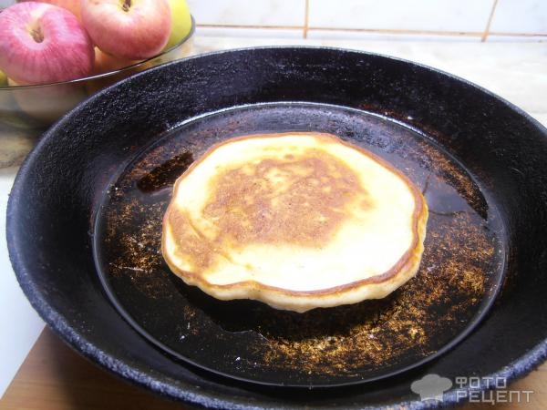 Рецепт: Панкейки на кефире - с яблоками