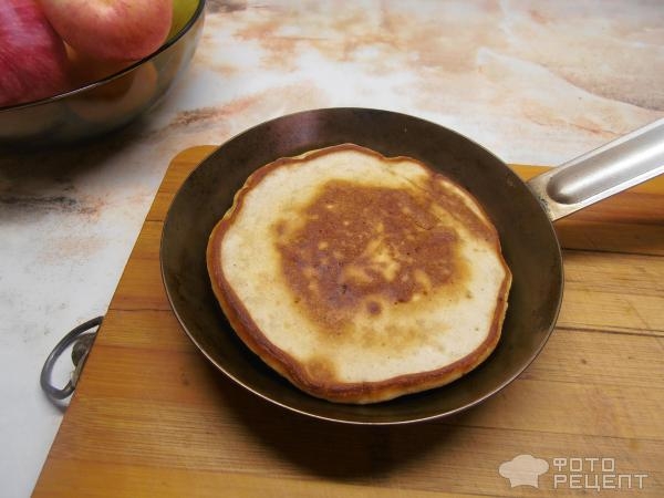 Рецепт: Панкейки на кефире - с яблоками
