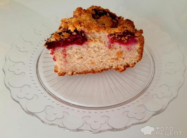 Рецепт: Венский пирог со сливой - Пирог на йогурте, с корицей и красной сливой, крошкой из печенья - невероятно вкусный десерт.